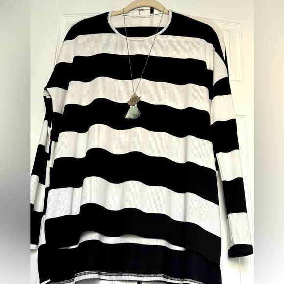 Timeless! Cherish black & white soft & flowy top! - Picture 8 of 13